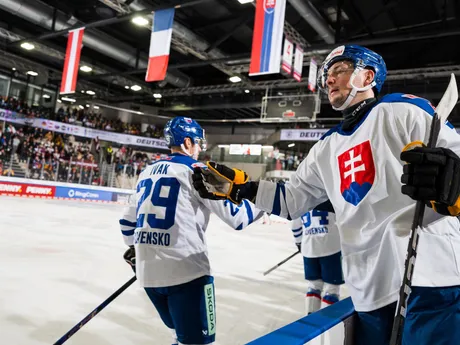 Michal Ivan a Oliver Okuliar počas zápasu Slovensko - Lotyšsko na Nemeckom pohári 2025.