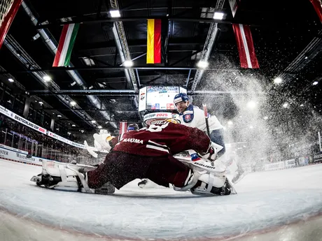 Gustavs Grigals a Samuel Takáč počas zápasu Slovensko - Lotyšsko na Nemeckom pohári 2025.