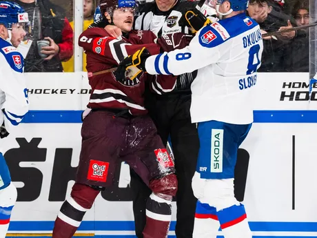 Renars Krastenbergs a Oliver Okuliar počas zápasu Slovensko - Lotyšsko na Nemeckom pohári 2025.