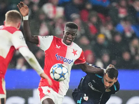 Youssoupha Mbodji a Alex Berenguer v zápase Slavia Praha - Athletic Bilbao