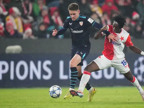 Robert Navarro a David Moses v zápase Slavia Praha - Athletic Bilbao