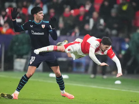 Alejandro Rego a Christos Zafeiris v zápase Slavia Praha - Athletic Bilbao