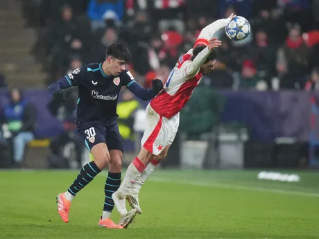 Alejandro Rego a Christos Zafeiris v zápase Slavia Praha - Athletic Bilbao