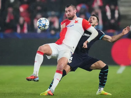 Tomáš Chorý a Aitor Paredes v zápase Slavia Praha - Athletic Bilbao