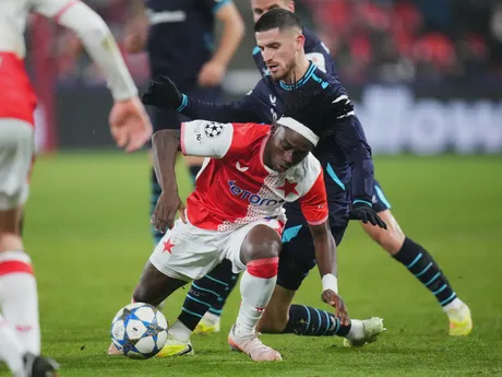 David Moses a Oihan Sancet v zápase Slavia Praha - Athletic Bilbao