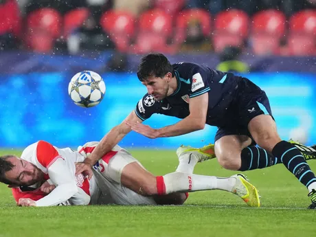 Tomáš Chorý a Daniel Vivian v zápase Slavia Praha - Athletic Bilbao