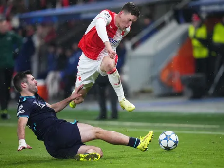 Lukáš Provod a Jesus Areso v zápase Slavia Praha - Athletic Bilbao