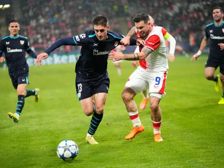Robert Navarro a Vasil Kusej v zápase Slavia Praha - Athletic Bilbao