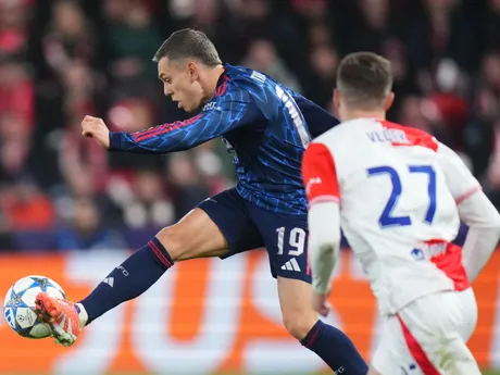 Leandro Trossard a Tomáš Vlček počas zápasu SK Slavia Praha - Arsenal FC v 4. kole Ligy majstrov. 