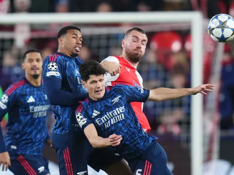 Tomáš Chorý, Christian Norgaard a Gabriel počas zápasu SK Slavia Praha - Arsenal FC v 4. kole Ligy majstrov. 