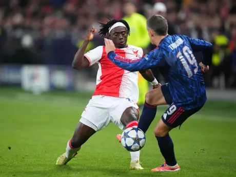 David Moses a Leandro Trossard počas zápasu SK Slavia Praha - Arsenal FC v 4. kole Ligy majstrov. 