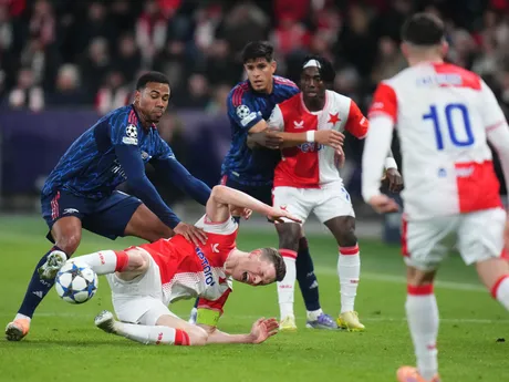 Lukáš Provod a Gabriel počas zápasu SK Slavia Praha - Arsenal FC v 4. kole Ligy majstrov. 