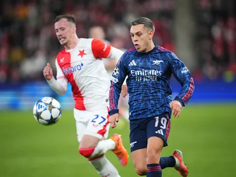 Leandro Trossard a Tomáš Vlček počas zápasu SK Slavia Praha - Arsenal FC v 4. kole Ligy majstrov. 