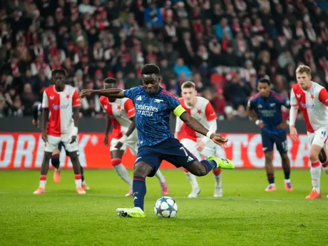 Bukayo Saka počas zápasu SK Slavia Praha - Arsenal FC v 4. kole Ligy majstrov. 