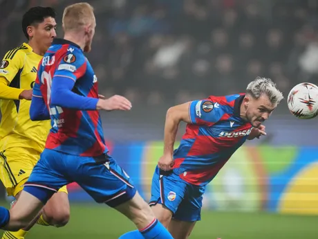 Futbalista Viktorie Plzeň Tomáš Ladra hlavičkuje loptu počas zápasu 4. kola ligovej fázy Európskej ligy Viktoria Plzeň - Fenerbahce Istanbul.