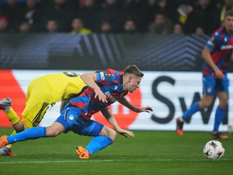 Lukas Cerv počas zápasu 4. kola ligovej fázy Európskej ligy Viktoria Plzeň - Fenerbahce Istanbul.