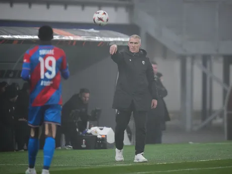 Tréner Plzne Miroslav Koubek počas zápasu 4. kola ligovej fázy Európskej ligy Viktoria Plzeň - Fenerbahce Istanbul.