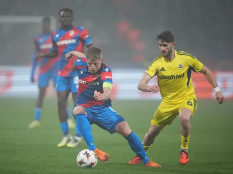 Hráč Plzne Lukas Cerv počas zápasu 4. kola ligovej fázy Európskej ligy Viktoria Plzeň - Fenerbahce Istanbul.