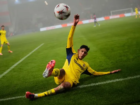Hráč Fenerbahce Edson Alvarez počas zápasu 4. kola ligovej fázy Európskej ligy Viktoria Plzeň - Fenerbahce Istanbul.