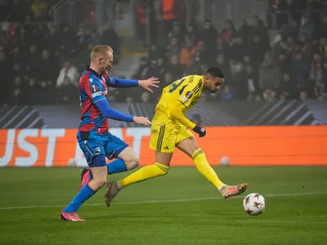 Vpredu hráč Fenerbahce Youssef En-Nesyri a Vaclav Jemelka počas zápasu 4. kola ligovej fázy Európskej ligy Viktoria Plzeň - Fenerbahce Istanbul.