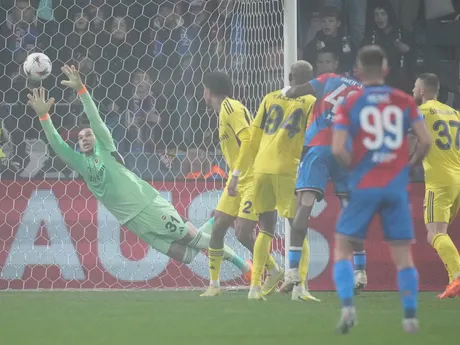 Slovenský futbalista v drese Fenerbahce Istanbul Milan Škriniar (37) sleduje zákrok svojho spoluhráča a brankára Edersona (vľavo) počas zápasu 4. kola ligovej fázy Európskej ligy Viktoria Plzeň - Fenerbahce Istanbul.