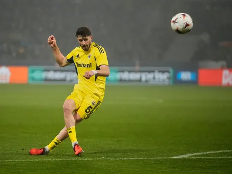 Hráč Fenerbahce Ismail Yuksek počas zápasu 4. kola ligovej fázy Európskej ligy Viktoria Plzeň - Fenerbahce Istanbul.