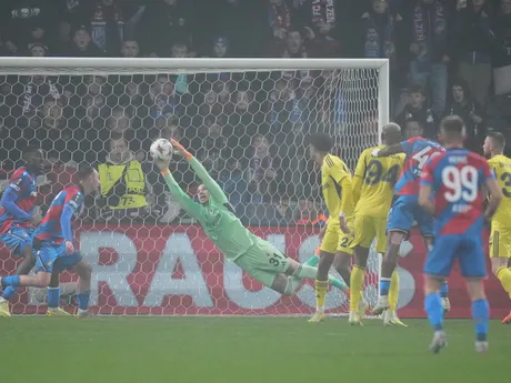 Slovenský futbalista v drese Fenerbahce Istanbul Milan Škriniar (37) sleduje zákrok svojho spoluhráča a brankára Edersona (tretí vľavo) počas zápasu 4. kola ligovej fázy Európskej ligy Viktoria Plzeň - Fenerbahce Istanbul.