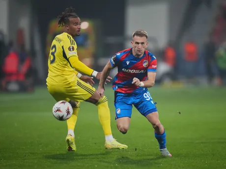 Vpravo hráč Plzne Amar Memic a Archie Brown počas zápasu 4. kola ligovej fázy Európskej ligy Viktoria Plzeň - Fenerbahce Istanbul.