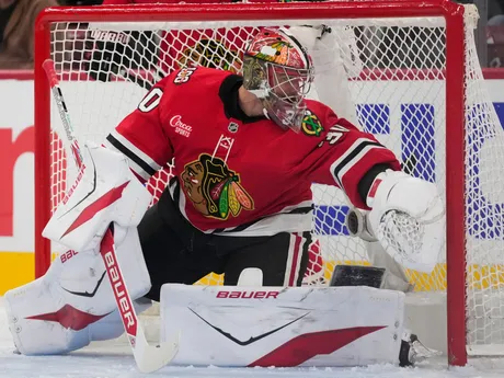 Brankár Spencer Knight v zápase zámorskej hokejovej NHL Chicago Blackhawks - New Jersey Devils.- United Center