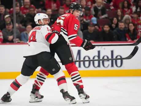Útočník New Jersey Luke Glendening (14) a obranca Connor Murphy (5) v zápase zámorskej hokejovej NHL Chicago Blackhawks - New Jersey Devils.