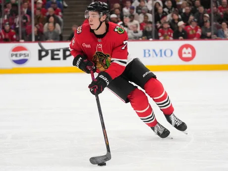 Alex Vlasic v zápase zámorskej hokejovej NHL Chicago Blackhawks - New Jersey Devils.