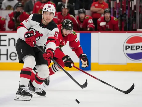 Útočník New Jersey Arseny Gritsyuk (81) v zápase zámorskej hokejovej NHL Chicago Blackhawks - New Jersey Devils.