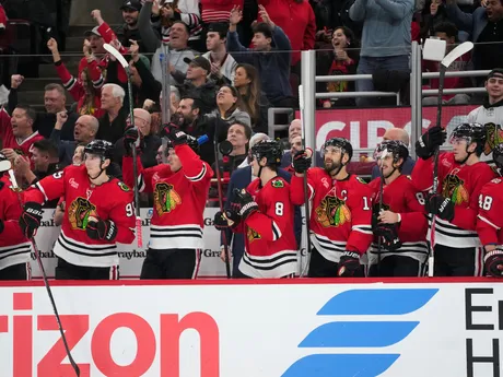 Striedačka Chicago Blackhawks oslavuje gól v zápase zámorskej hokejovej NHL Chicago Blackhawks - New Jersey Devils.