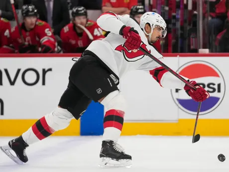 Jonas Siegenthaler láme hokejku pri strele v zápase zámorskej hokejovej NHL Chicago Blackhawks - New Jersey Devils.