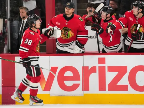 Connor Bedard oslavuje gól v zápase zámorskej hokejovej NHL Chicago Blackhawks - New Jersey Devils.