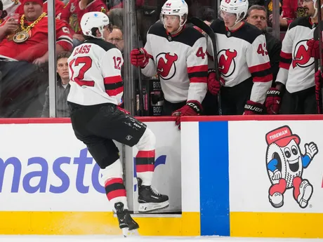 Cody Glass opúšťa po zranení ľad v zápase zámorskej hokejovej NHL Chicago Blackhawks - New Jersey Devils.