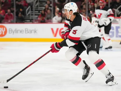 Brenden Dillon v zápase zámorskej hokejovej NHL Chicago Blackhawks - New Jersey Devils.