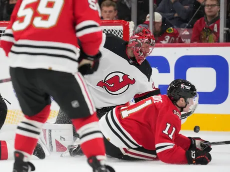 Brankár Jacob Markstrom v zápase zámorskej hokejovej NHL Chicago Blackhawks - New Jersey Devils.