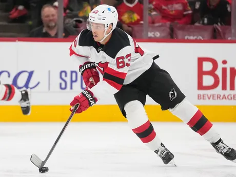 Jesper Bratt v zápase zámorskej hokejovej NHL Chicago Blackhawks - New Jersey Devils.