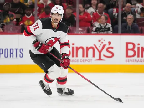 Obranca Jonas Siegenthaler v zápase zámorskej hokejovej NHL Chicago Blackhawks - New Jersey Devils.