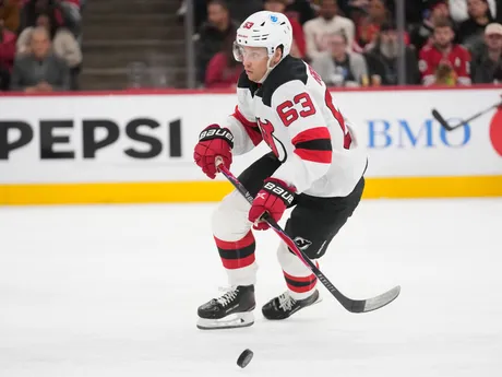 Jesper Bratt v zápase zámorskej hokejovej NHL Chicago Blackhawks - New Jersey Devils.