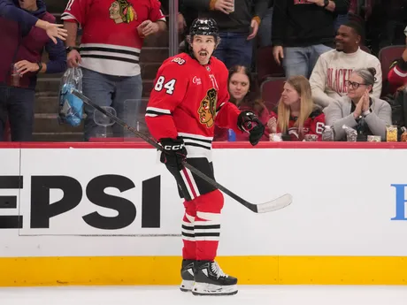 Landon Slaggert oslavuje gól v zápase zámorskej hokejovej NHL Chicago Blackhawks - New Jersey Devils.