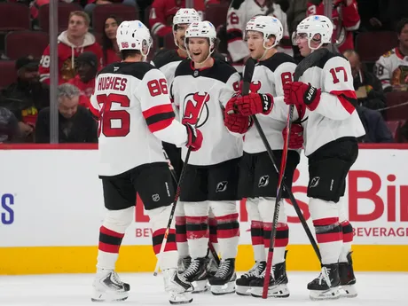 Slovenský obranca v drese New Jersey Devils Šimon Nemec (vpravo) sa teší z gólu,.