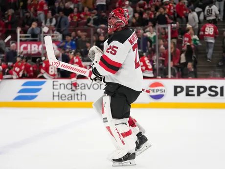 Brankár Jacob Markstrom oslavuje víťazstvo v zápase zámorskej hokejovej NHL Chicago Blackhawks - 
New Jersey Devils.