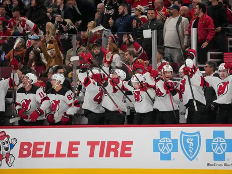 Hokejisti New Jersey Devils sa tešia z víťazného gólu, ktorý strelil slovenský obranca Šimon Nemec (nie je na snímke) v predĺžení zápasu zámorskej hokejovej NHL Chicago Blackhawks - New Jersey Devils.