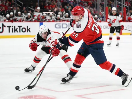 Šimon Nemec a Connor McMichael v zápase Washington - New Jersey