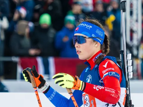 Ema Kapustová počas štafety žien vo švédskom Östersunde.