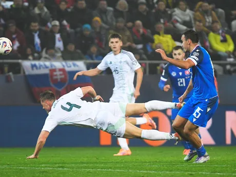 Na snímke sprava David Strelec (Slovensko) a vľavo Daniel Ballard (Severné Írsko) počas zápasu A-skupiny európskej kvalifikácie MS 2026 vo futbale Slovensko - Severné Írsko.