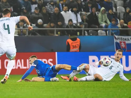Na snímke uprostred Tomáš Rigo (Slovensko) a vpravo George Saville (Severné Írsko) počas zápasu A-skupiny európskej kvalifikácie MS 2026 vo futbale Slovensko - Severné Írsko.