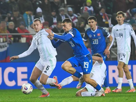 Na snímke druhý zľava Tomáš Rigo (Slovensko) a vľavo George Saville (Severné Írsko) počas zápasu A-skupiny európskej kvalifikácie MS 2026 vo futbale Slovensko - Severné Írsko.
